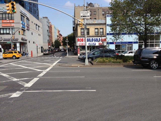 There's still no way to cross on the east side of the street at Delancey